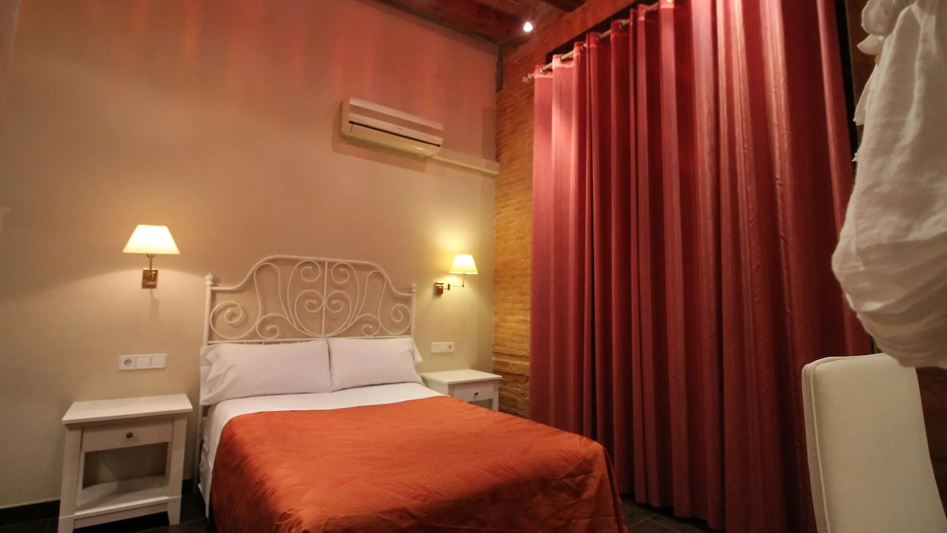 Hostal Orleans Barcelona 2*,